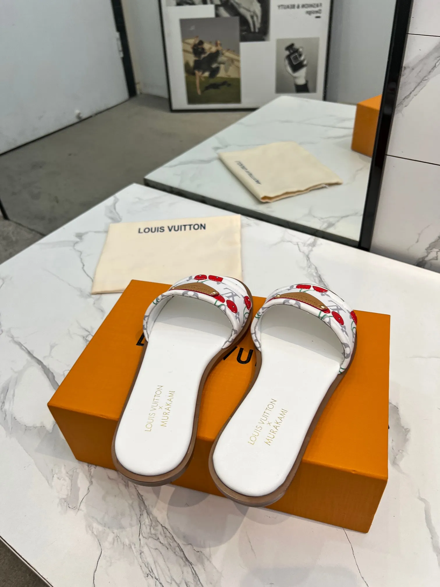 👟👟Ex-factory price 320👟👟 Genuine leather sole +40 Louis Vuitton, 1:1 advanced customization upper, fabric: customized LV special fabric, lining: sheepskin, original molding hardware, code number: 35-42, order with pictures, welcome to send pictures to place an order,